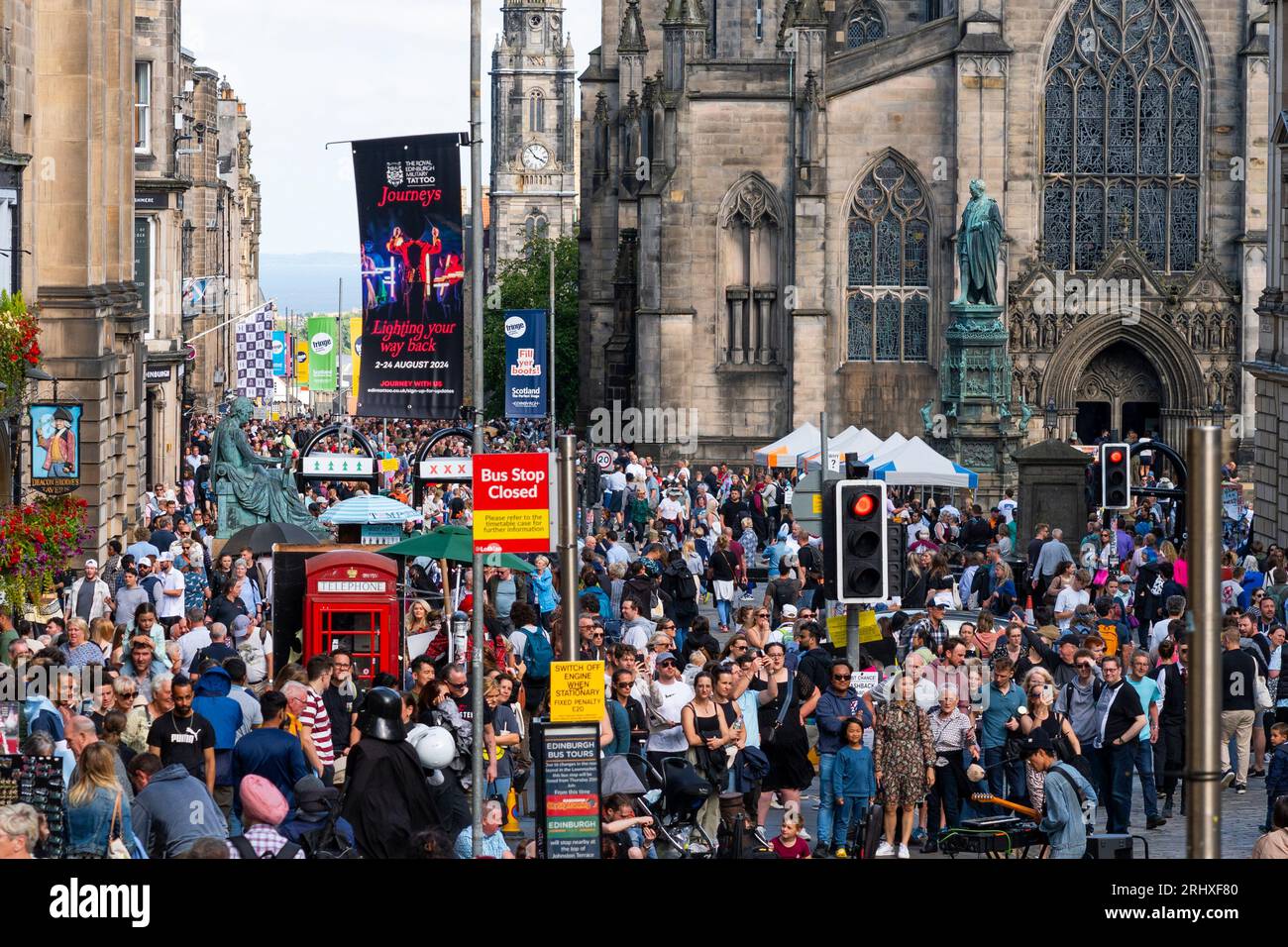 Edinburgh, Schottland, Großbritannien. August 2023. Edinburgh Royal Mile war während des Fringe Festivals sehr voll. Das gute Wetter am Wochenende brachte Tausende von Besuchern zur Royal Mile in Edinburgh, um Straßenkünstler zu sehen und die Festivalatmosphäre zu erleben. Iain Masterton/Alamy Live News Stockfoto