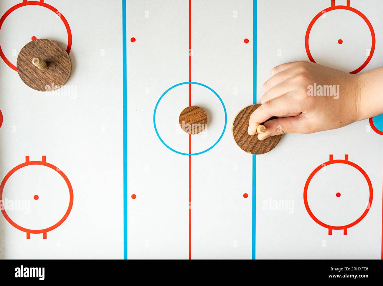 Von oben ist das Spielen von Air Hockey im Unterhaltungszentrum bei Tageslicht nicht erkennbar Stockfoto