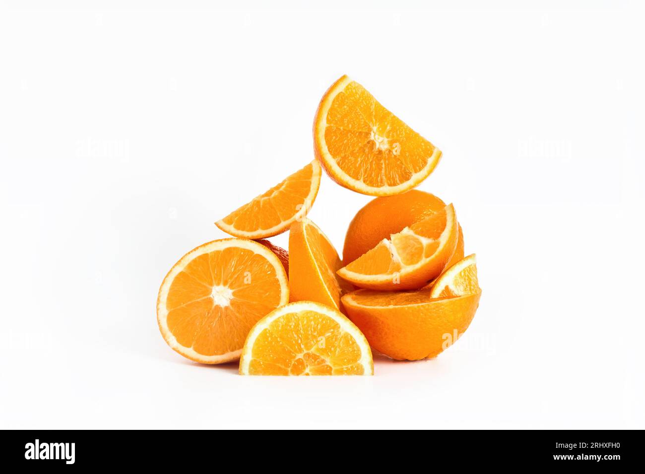 Schön angeordnete frische gesunde geschnittene Orangen mit weißem Hintergrund Stockfoto