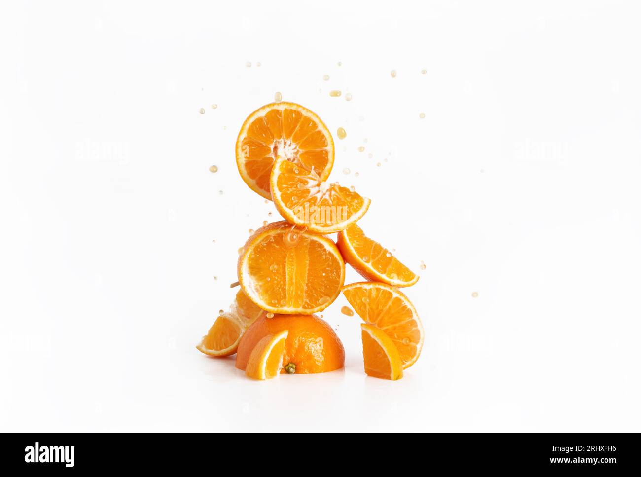Frische, saftige, in Scheiben geschnittene Orangen mit Tropfen und weißem Hintergrund Stockfoto