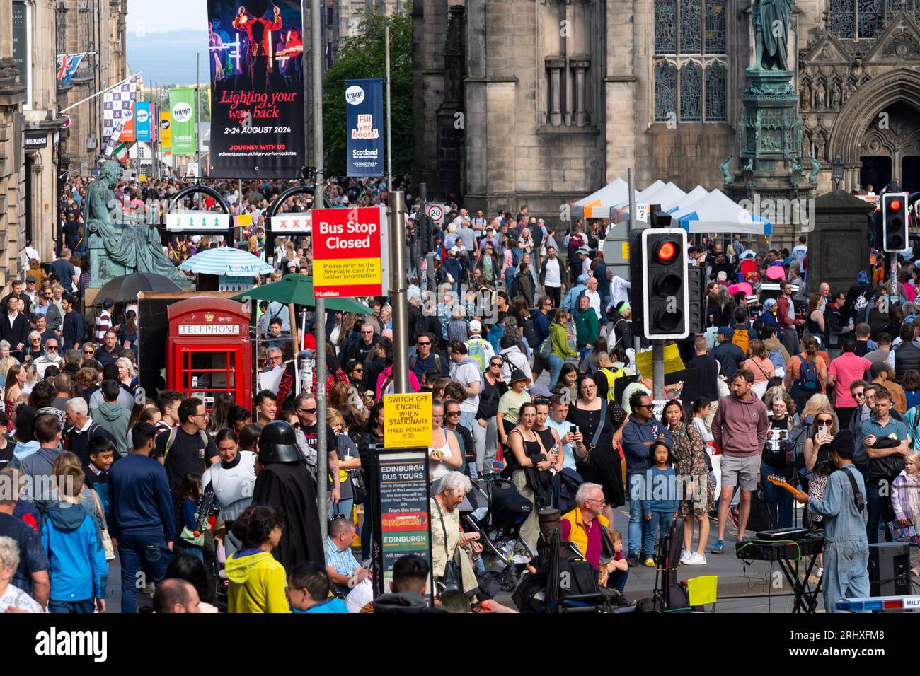 Edinburgh, Schottland, Großbritannien. August 2023. Edinburgh Royal Mile war während des Fringe Festivals sehr voll. Das gute Wetter am Wochenende brachte Tausende von Besuchern zur Royal Mile in Edinburgh, um Straßenkünstler zu sehen und die Festivalatmosphäre zu erleben. Iain Masterton/Alamy Live News Stockfoto