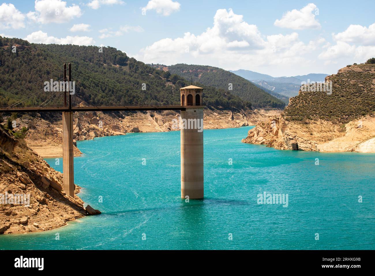 Drone Blick auf die Francisco Abellán Reservoir Brücke über blauem Wasser an sonnigen Tagen in La Peza in Spanien Stockfoto