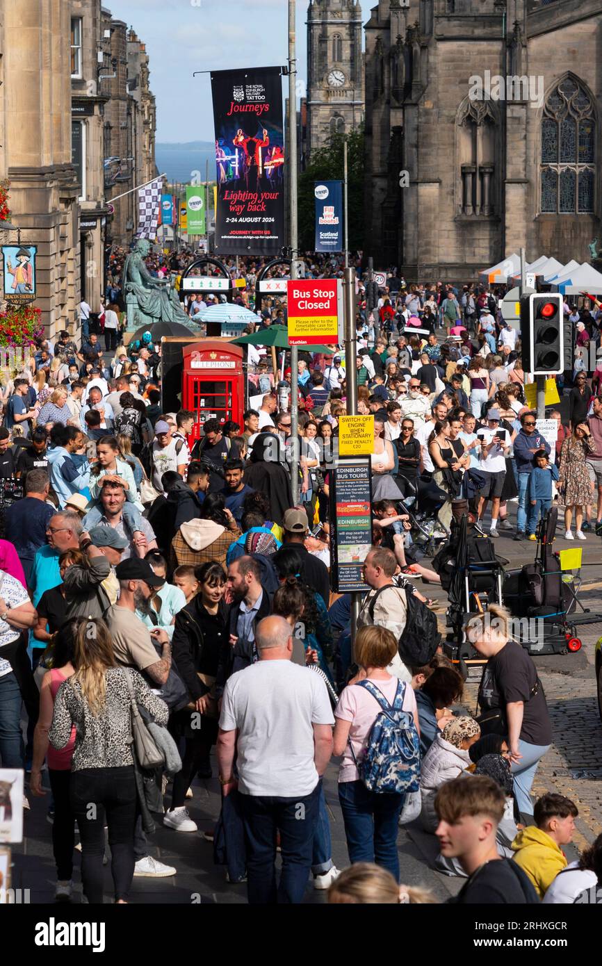 Edinburgh, Schottland, Großbritannien. August 2023. Edinburgh Royal Mile war während des Fringe Festivals sehr voll. Das gute Wetter am Wochenende brachte Tausende von Besuchern zur Royal Mile in Edinburgh, um Straßenkünstler zu sehen und die Festivalatmosphäre zu erleben. Iain Masterton/Alamy Live News Stockfoto