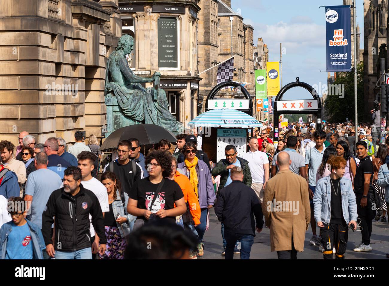 Edinburgh, Schottland, Großbritannien. August 2023. Edinburgh Royal Mile war während des Fringe Festivals sehr voll. Das gute Wetter am Wochenende brachte Tausende von Besuchern zur Royal Mile in Edinburgh, um Straßenkünstler zu sehen und die Festivalatmosphäre zu erleben. Iain Masterton/Alamy Live News Stockfoto