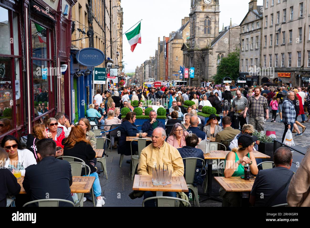 Edinburgh, Schottland, Großbritannien. August 2023. Edinburgh Royal Mile war während des Fringe Festivals sehr voll. Das gute Wetter am Wochenende brachte Tausende von Besuchern zur Royal Mile in Edinburgh, um Straßenkünstler zu sehen und die Festivalatmosphäre zu erleben. PIC; Schauspieler, die ihre Show mit Bertie von Liquorice Allsorts bewerben. Iain Masterton/Alamy Live News Stockfoto