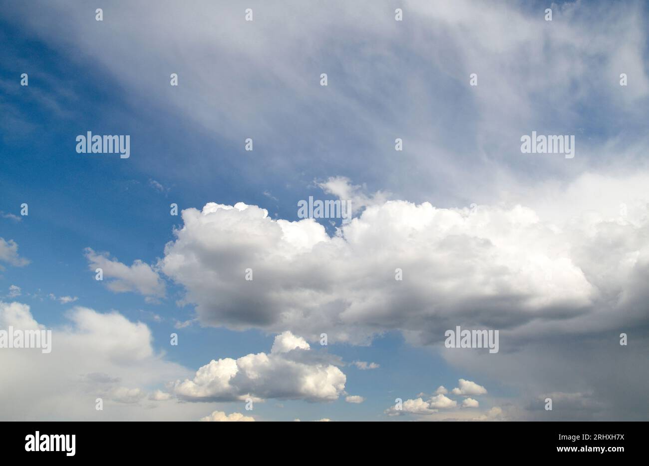 Natürlicher Himmel mit Wolken Hintergrund, spirituelle Reinheit, Freiheit und Traum konzeptionelle Foto Stockfoto