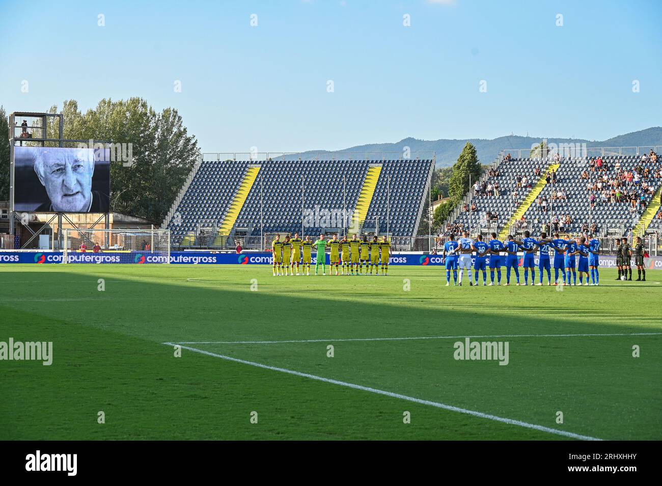 Empoli, Italien. August 2023. Eine Schweigeminute zum Gedenken an Carlo Mazzone während des Spiels Empoli FC gegen Hellas Verona FC, italienische Fußballserie A in Empoli, Italien, 19. August 2023 Credit: Independent Photo Agency/Alamy Live News Stockfoto