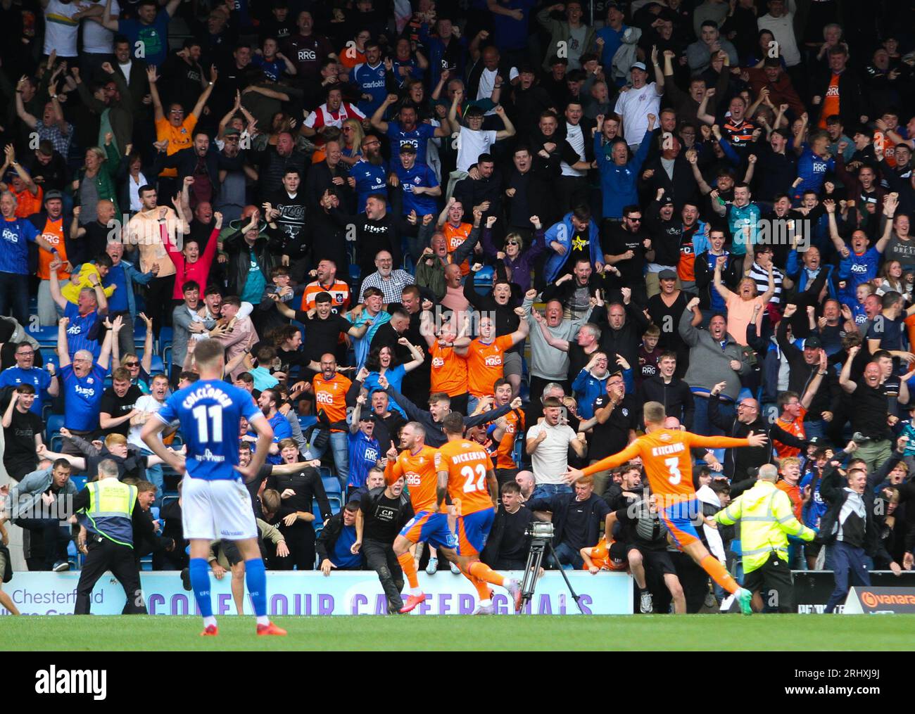 James Norwood von Oldham Athletic feiert seinen späten Equalizer gegen Chesterfield FC im Technique Stadium in Chesterfield. August 2023 Stockfoto