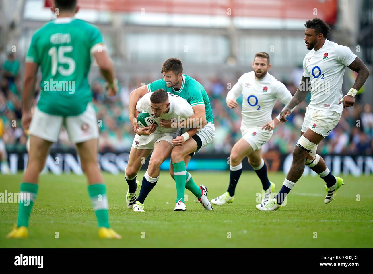 Der englische Freddie Steward wird beim Spiel der Summer Nations Series im Aviva Stadium in Dublin von Irlands Ross Byrne angegriffen. Bilddatum: Samstag, 19. August 2023. Stockfoto