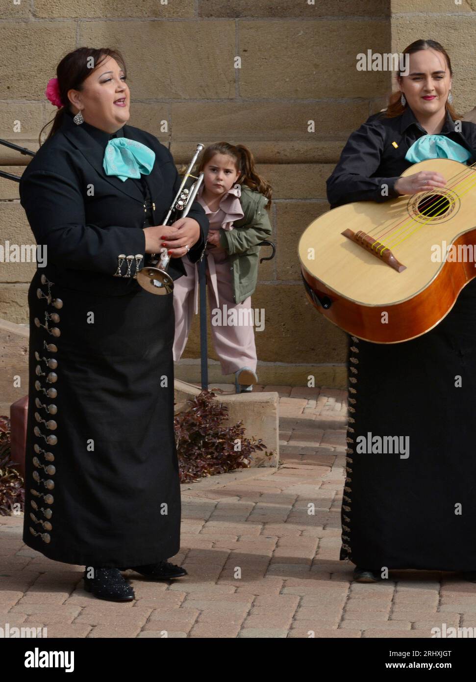 Mitglieder einer weiblichen Mariachi-Band treten in Santa Fe, New Mexico, auf. Stockfoto