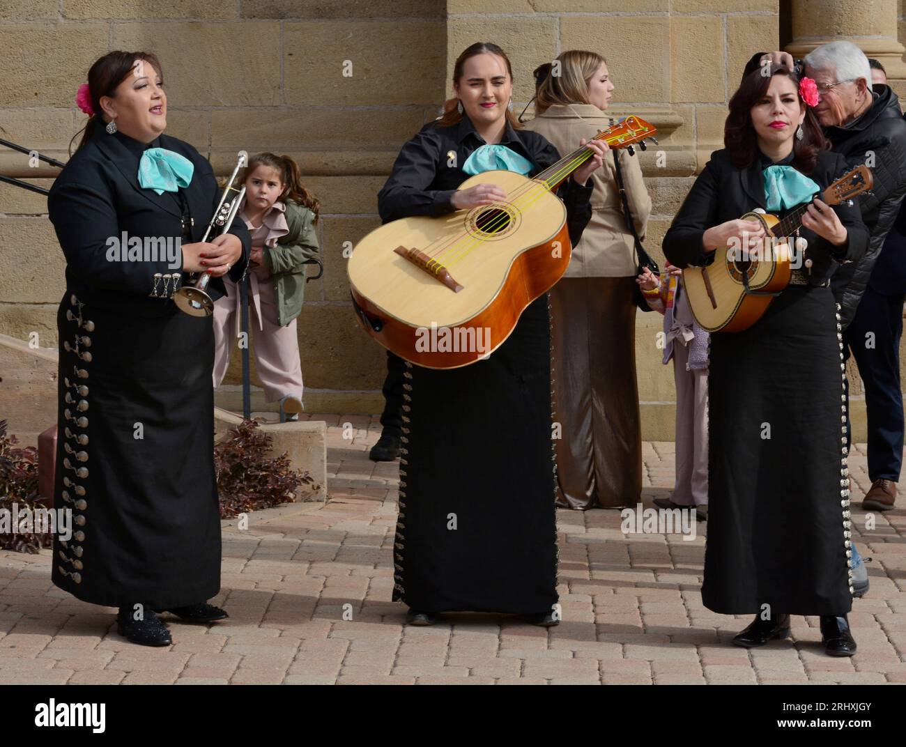 Mitglieder einer weiblichen Mariachi-Band treten in Santa Fe, New Mexico, auf. Stockfoto
