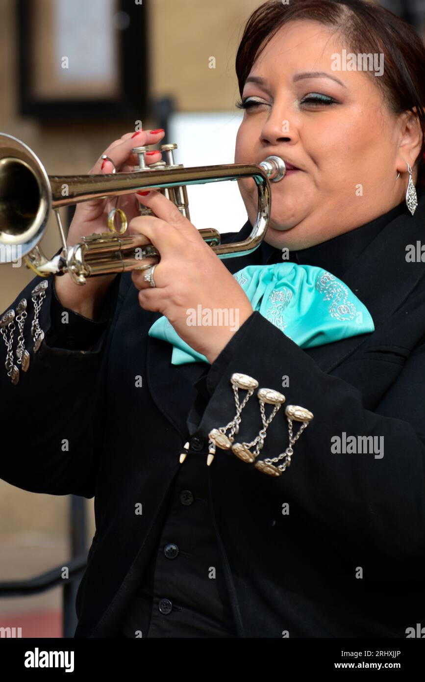 Mitglieder einer weiblichen Mariachi-Band treten in Santa Fe, New Mexico, auf. Stockfoto