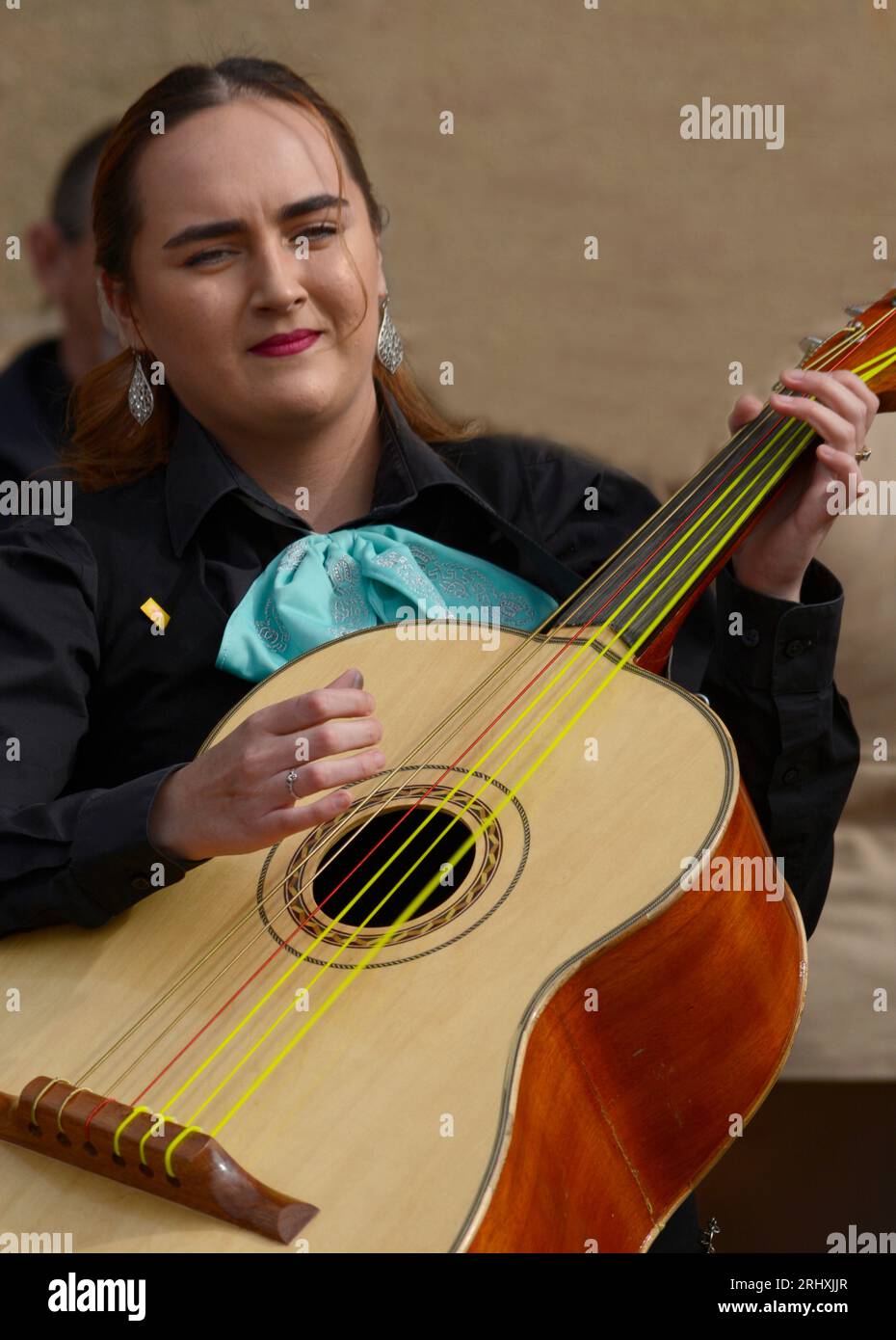 Mitglieder einer weiblichen Mariachi-Band treten in Santa Fe, New Mexico, auf. Stockfoto