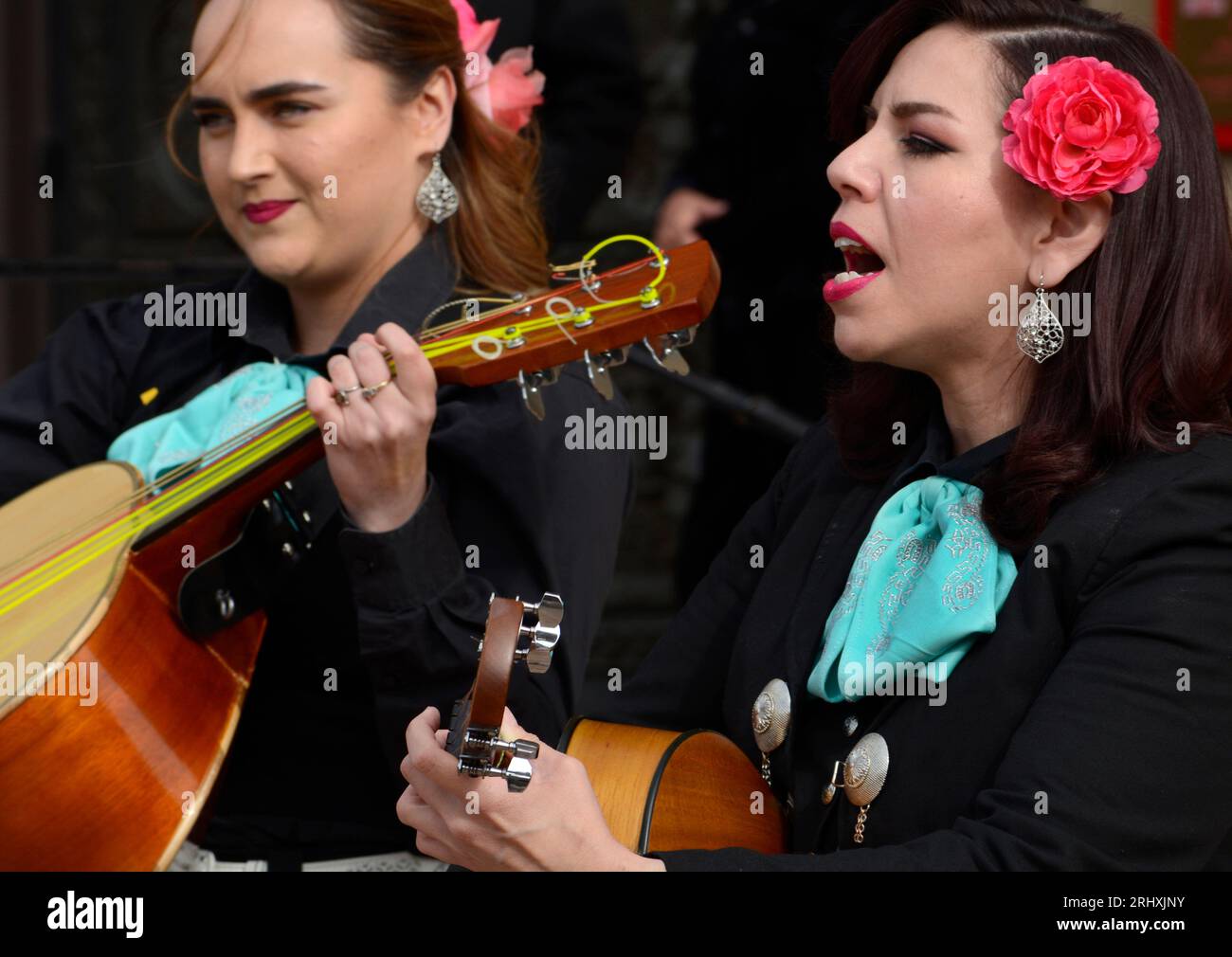 Mitglieder einer weiblichen Mariachi-Band treten in Santa Fe, New Mexico, auf. Stockfoto
