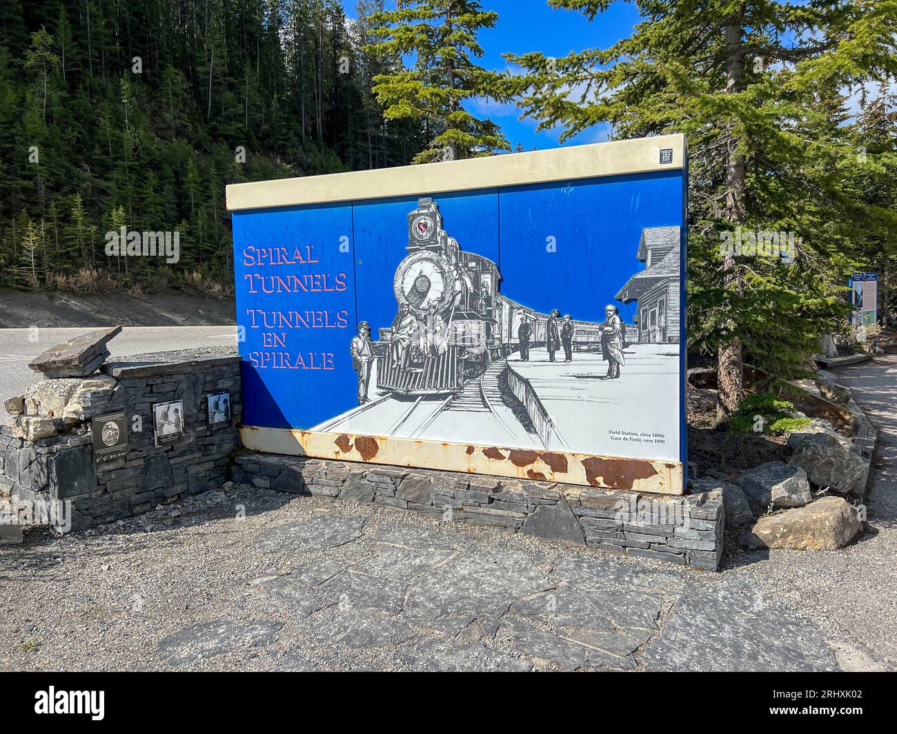 Field, BC Canada - 24. Mai 2023: People Reading the Sign for the Spiral Tunnels for Trains in Yoho National Park in Canada, 2023: The Sign for the Sp Stockfoto