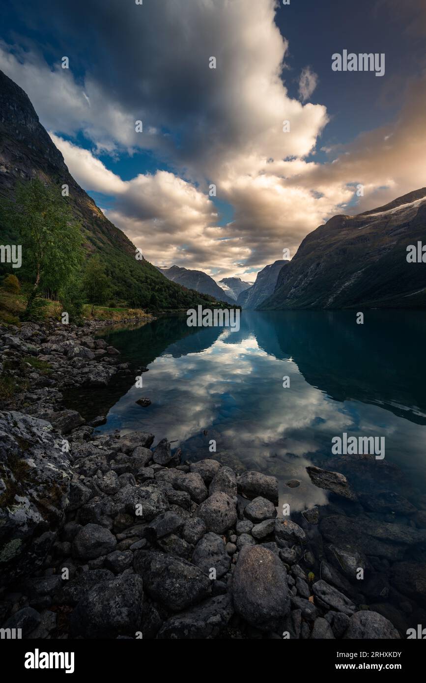 Lovatnet Lake Norway ruhiger norwegischer Fjord mit kristallklarem Wasser, umgeben von hohen Bergen Stockfoto