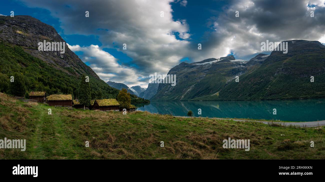 Breng seter traditionelle norwegische Bauernhöfe am Lake Lovatnet Stockfoto