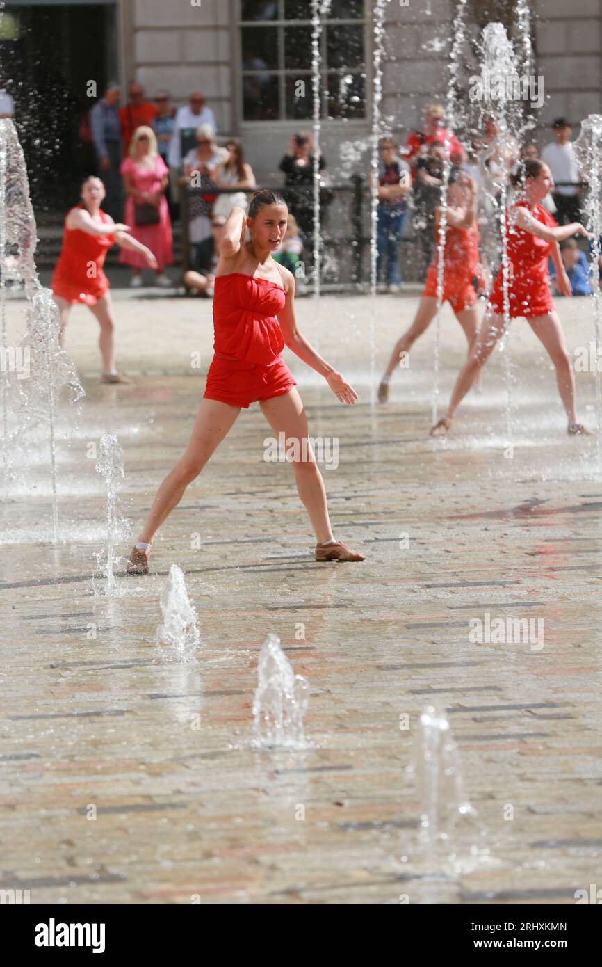 London, Großbritannien. 19. August 2023. "Kontrapunkt" im Somerset House. Eine Gruppe von 22 Frauen tanzt ein Duett mit den berühmten Springbrunnen des Somerset House in „Kontrapunkt“, das von Shobana Jeyasingh Dance geschaffen wurde. Auftritte im Rahmen des Inside Out Festivals des Westminster City Council. Quelle: Waldemar Sikora/Alamy Live News Stockfoto