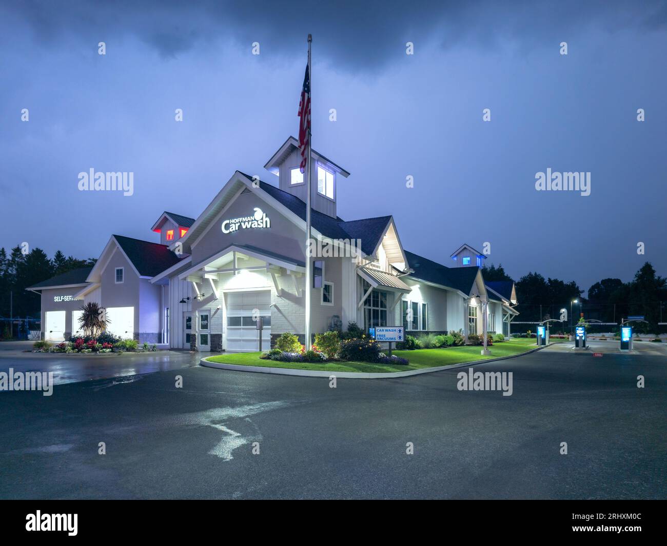 Whitesboro, New York - 4. August 2023: Blick auf den Außenbereich des Hoffman Car Wash Facility Building. Hoffman ist ein Familienunternehmen, das in ganz New Yor tätig ist Stockfoto
