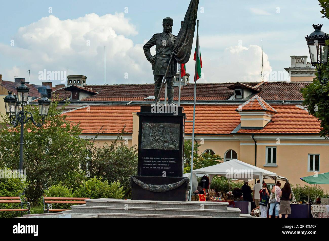 Teil des Denkmals für die bulgarischen Milizionäre, die am russisch-türkischen Befreiungskrieg teilnahmen, das mit Spenden neben einem Stein gebaut wurde, der von der Stadt hergebracht wurde Stockfoto