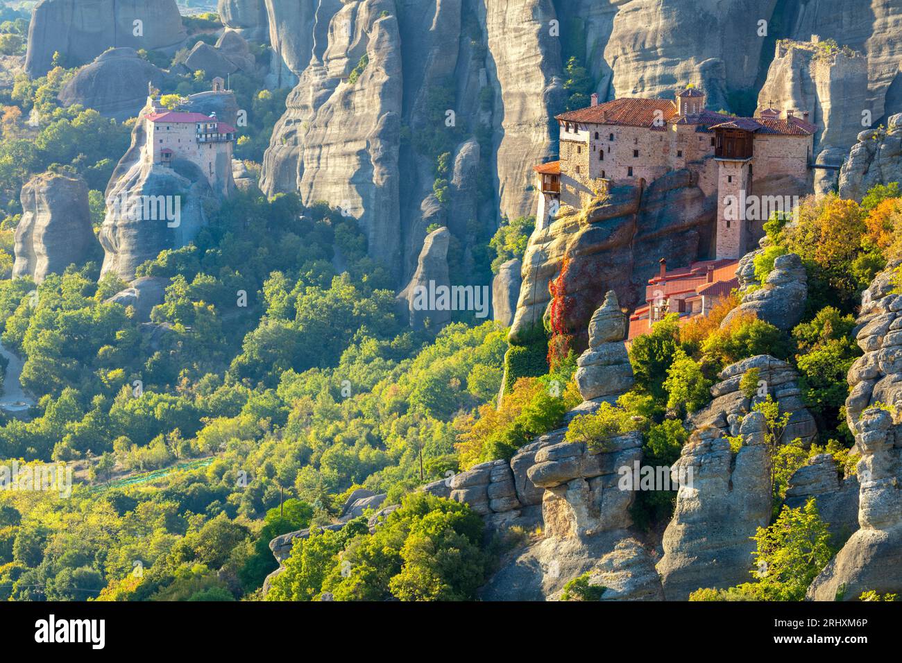 Meteora-Klöster. Einzigartiger Panoramablick auf das Kloster Roussanou, das sich am Rand eines hohen Felsens befindet. Das Gebiet Meteora gehört zum UNESCO-Weltkulturerbe Stockfoto