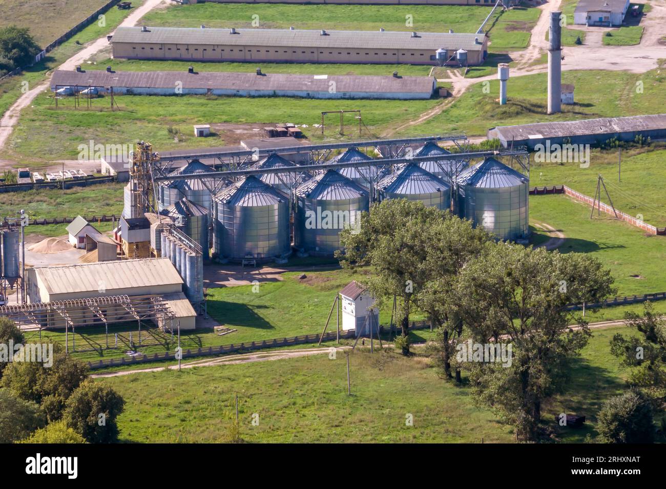 Panoramablick auf den Agro-industriellen Komplex mit Silos und Korntrocknungslinie zur Trocknung und Lagerung von Getreidepflanzen Stockfoto