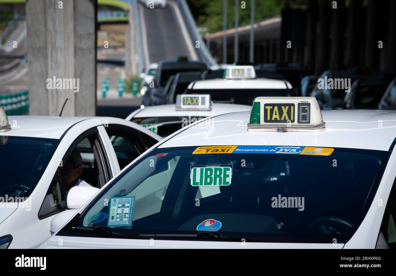 Leere Taxis vor dem T3-Terminal am Aeropuerto Adolfo Suárez-Madrid Barajas (Flughafen) Code: MAD, nordöstlich von Madrid, der spanischen Hauptstadt. Stockfoto