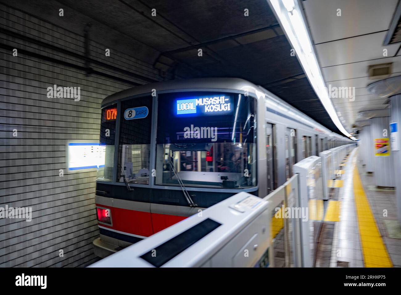 Tokio, Japan. Januar 2023. Ein Mita-Zug mit durchlaufendem Service auf der Tokyu Meguro-Linie nach Musashi-Kosugi in Kawasaki kommt am Bahnhof Hibiya an. Schnellverkehr, Bahnsteigtüren, Sicherheit, Japan-Zug. (Bild: © Taidgh Barron/ZUMA Press Wire) NUR REDAKTIONELLE VERWENDUNG! Nicht für kommerzielle ZWECKE! Stockfoto
