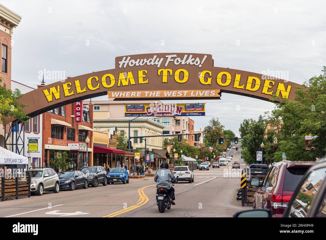 GOLDEN, CO - 27. AUGUST 2023: Stadtschild von Golden, Colorado Stockfoto