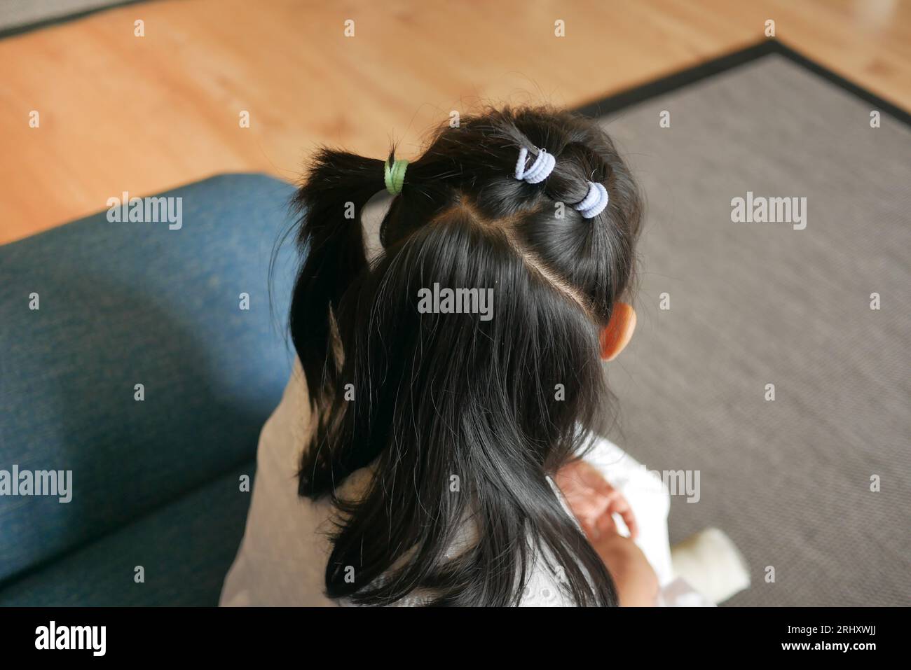 Ein schönes Band ist an ein Kinderhaar gebunden Stockfoto