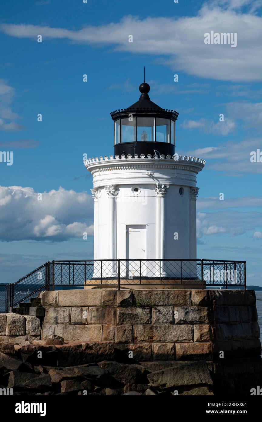 Portland Breakwater Lighthouse hat ein einzigartiges Design, das einem griechischen Denkmal aus dem 4. Jahrhundert ähnelt und ist eine beliebte Attraktion in Portland, Maine. Stockfoto