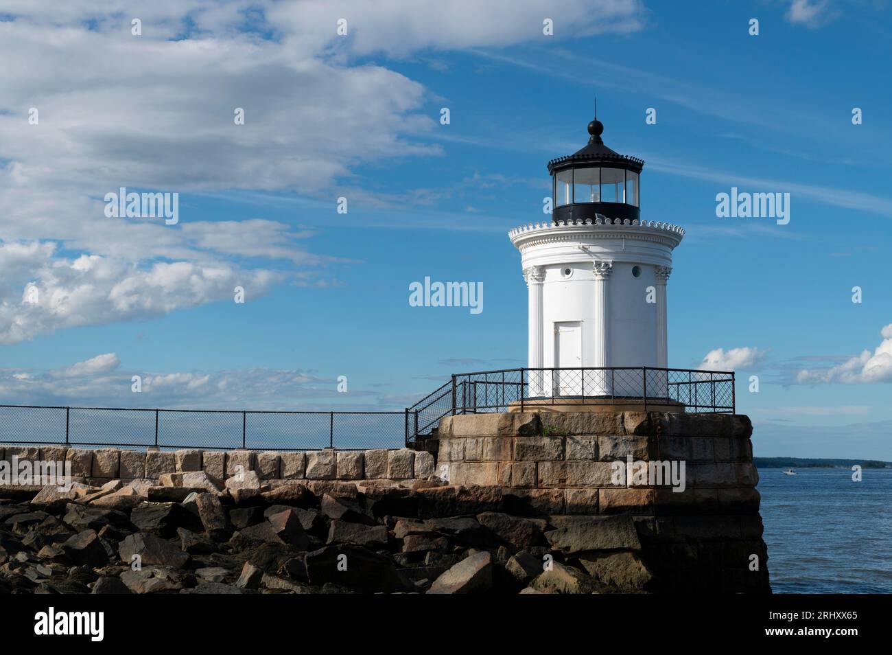 Portland Breakwater Light, auch bekannt als Bug Light, wurde am Ende eines Steinbruchs gebaut, um Seefahrer in den Hafen von Portland in Maine zu führen. Stockfoto