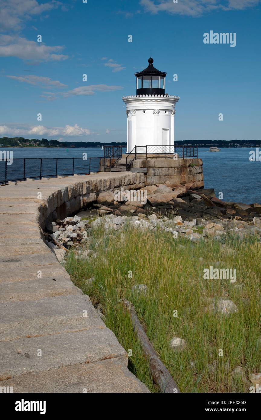 Ein Steinpfad über einen kurzen Wellenbrecher führt zum Portland Breakwater Lighthouse, auch Bug Light genannt in Maine. Stockfoto