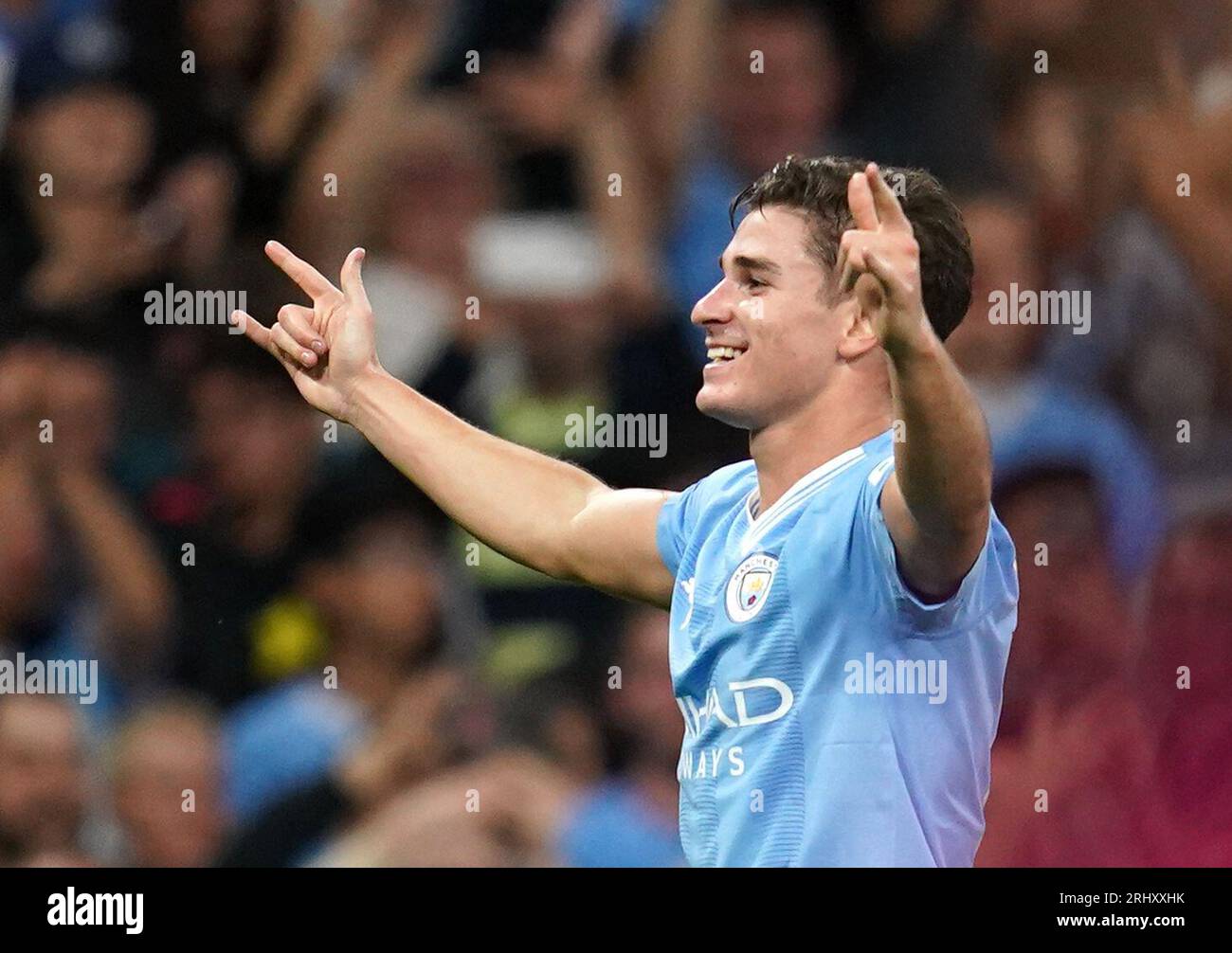 Julian Alvarez von Manchester City feiert das erste Tor ihrer Mannschaft im Spiel der Premier League im Etihad Stadium in Manchester. Bilddatum: Samstag, 19. August 2023. Stockfoto