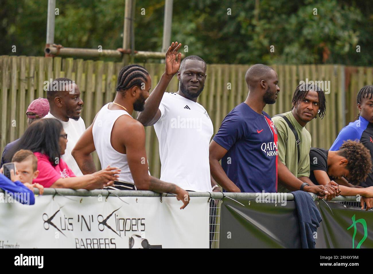 Stormzy während des Vorrundenspiels zwischen Horley Town FC und AFC Croydon Athletic FC Emirates FA Cup im New Defence, Horley, Großbritannien am 19. August 2023 Credit: Every Second Media/Alamy Live News Stockfoto