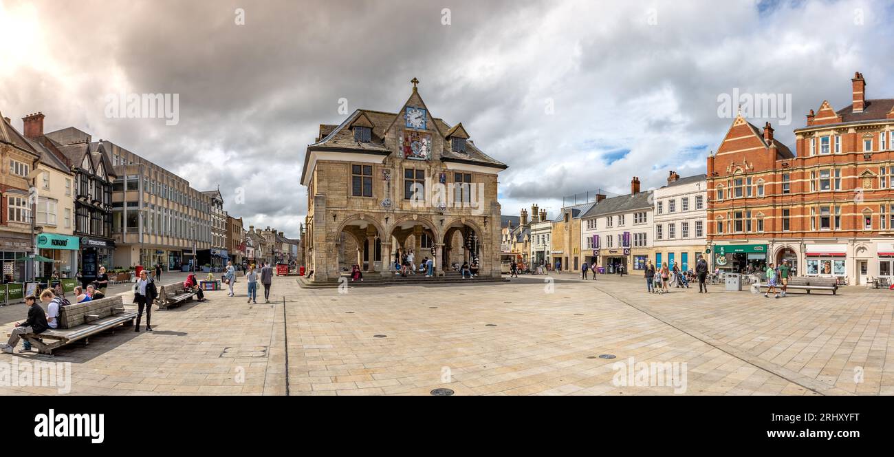 CATHEDRAL SQUARE, PETERBOROUGH, GROSSBRITANNIEN - 9. SEPTEMBER 2022. Landschaftliches Panorama des historischen Guildhall-Gebäudes am Cathedral Square in einer Stadt von Peterborough Stockfoto