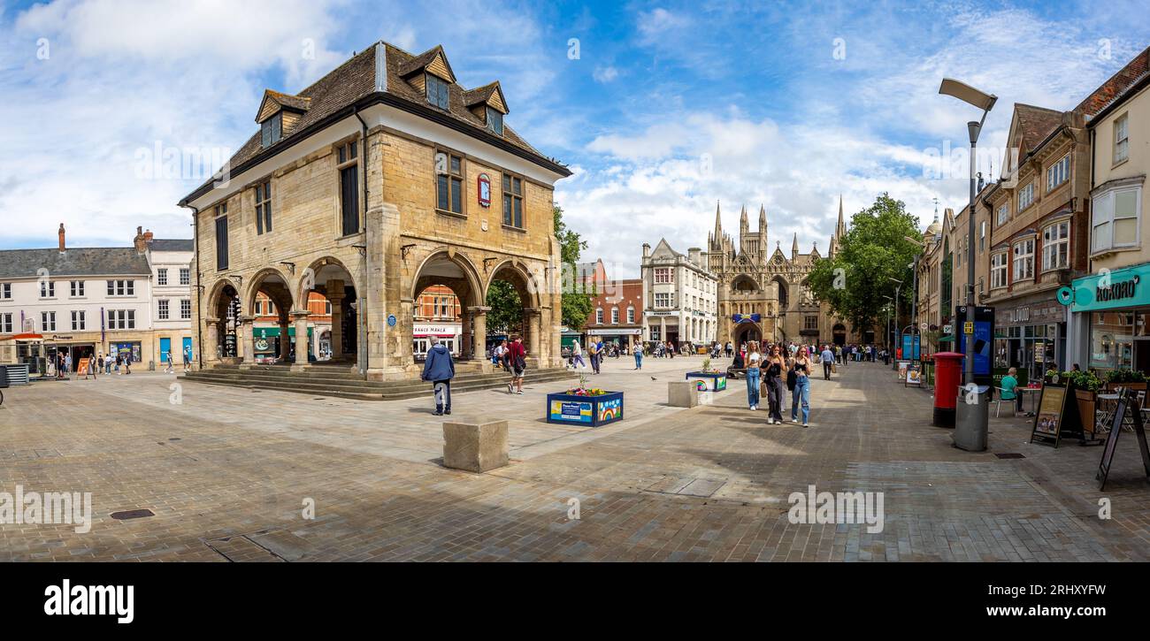 CATHEDRAL SQUARE, PETERBOROUGH, GROSSBRITANNIEN - 9. SEPTEMBER 2022. Landschaftliches Panorama des historischen Guildhall-Gebäudes am Cathedral Square in einer Stadt von Peterborough Stockfoto