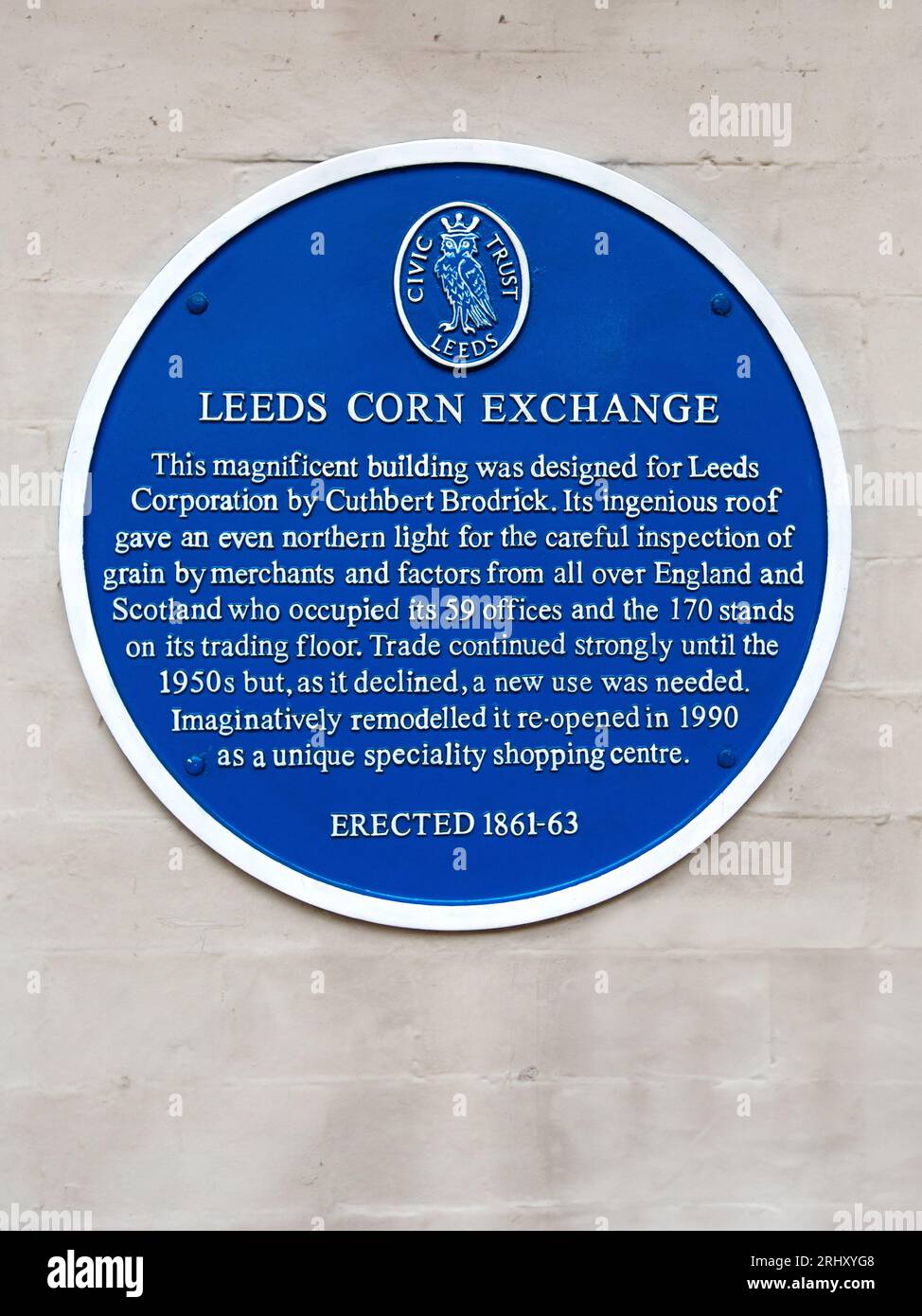 LEEDS CORN EXCHANGE, WEST YORKSHIRE, GROSSBRITANNIEN - 12. AUGUST 2023. Die blaue Plakette in der Leeds Corn Exchange vom Leeds Civic Trust informiert die Besucher der Stockfoto