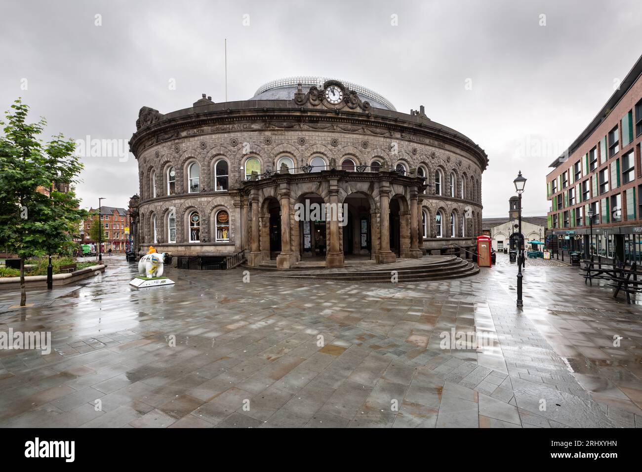 CORN EXCHANGE, LEEDS, GROSSBRITANNIEN - 14. AUGUST 2023. Die Außenfassade der viktorianischen Leeds Corn Exchange mit gewölbtem Dach, die heute ein Marktplatz für ist Stockfoto