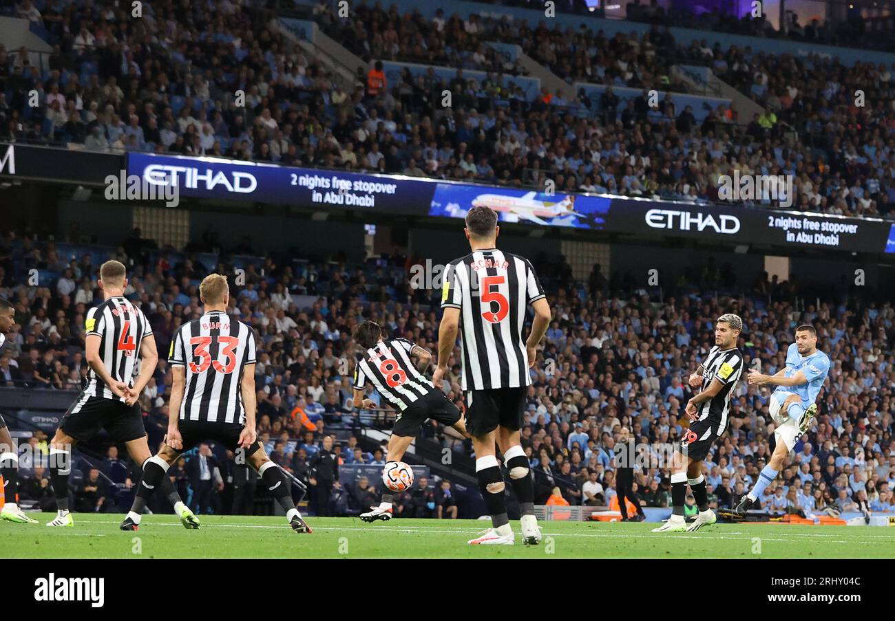 19. August 2023: Etihad Stadium, Manchester, England; Premier League Football, Manchester City gegen Newcastle United; Josko Gvardiol aus Manchester City schießt durch ein überfülltes Elfmeterfeld in Newcastle Stockfoto