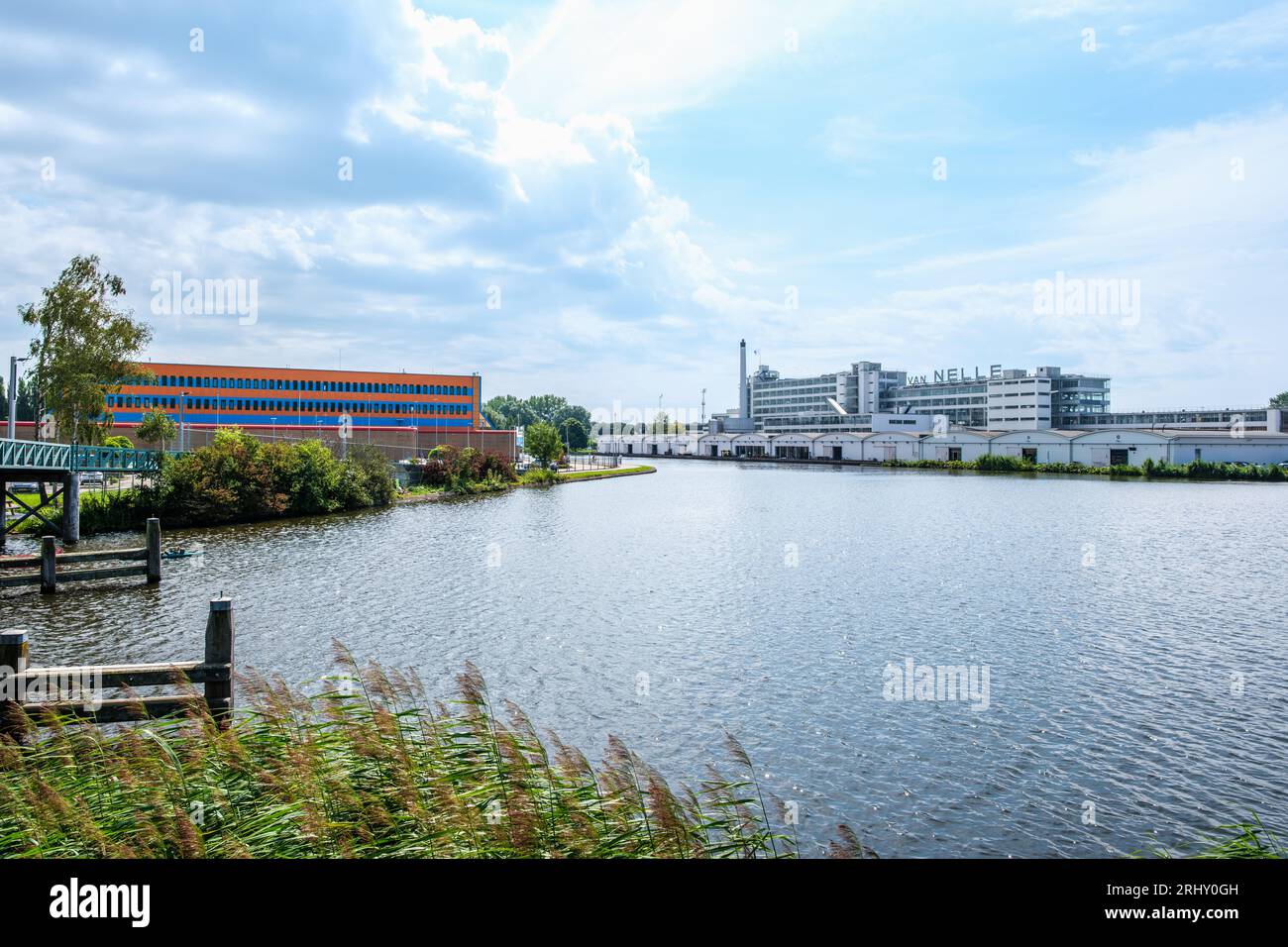 Blick über den Fluss Schie in Richtung Van Nelle-Fabrik, UNESCO-Weltkulturerbe Stockfoto