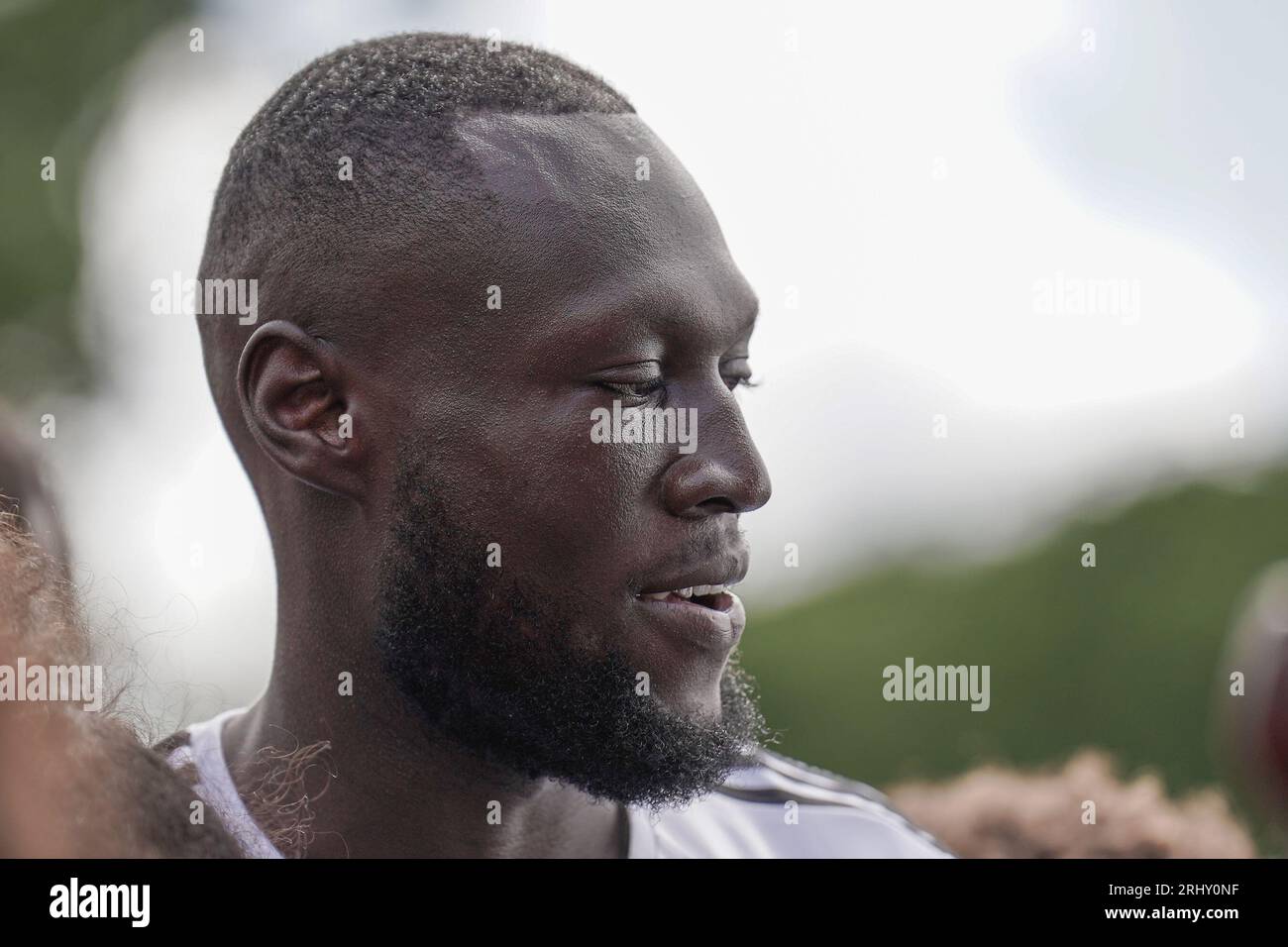 Stormzy während des Vorrundenspiels zwischen Horley Town FC und AFC Croydon Athletic FC Emirates FA Cup im New Defence, Horley, Großbritannien am 19. August 2023 Credit: Every Second Media/Alamy Live News Stockfoto