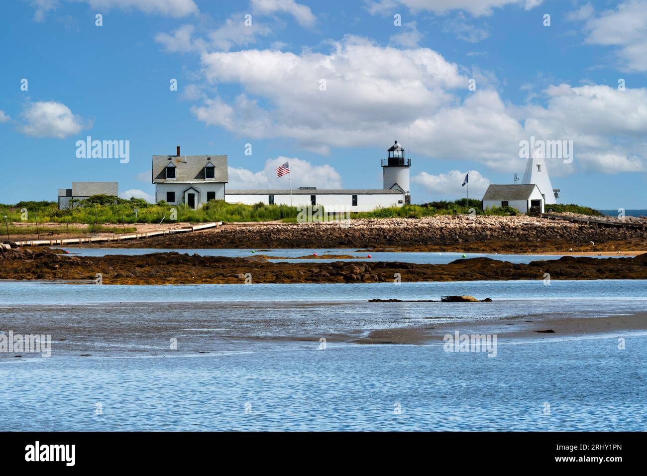 Goat Island Lighthouse, auch bekannt als Cape Porpoise Light, liegt auf einer Insel, die Touristen an einem Sommertag bei Ebbe von der Küste aus sehen können. Stockfoto