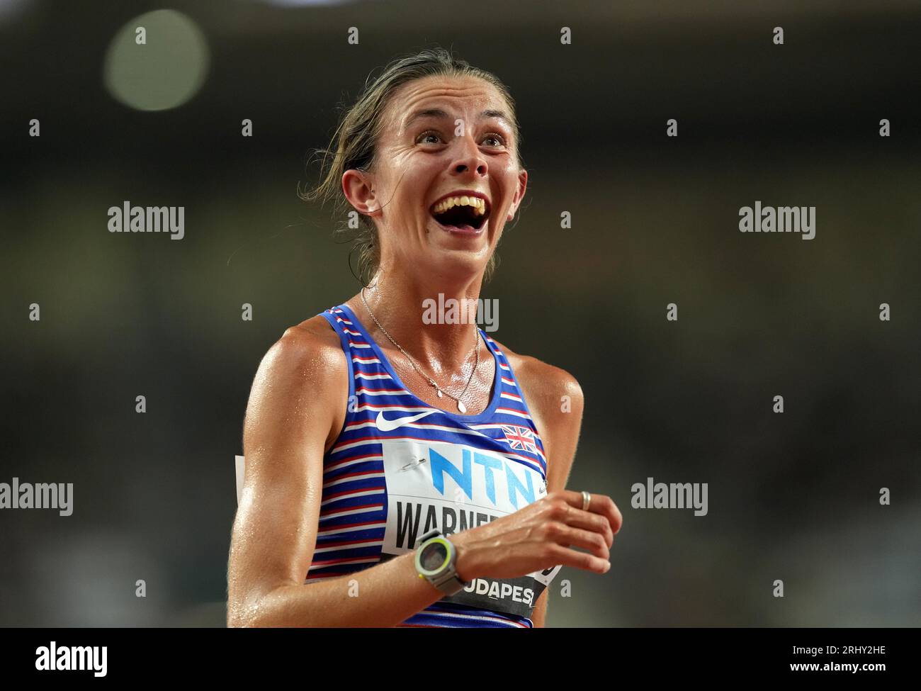 Die britische Jessica Warner-Judd reagiert nach den 10000 Metern der Frauen am ersten Tag der Leichtathletik-Weltmeisterschaften im National Athletics Centre in Budapest, Ungarn. Bilddatum: Samstag, 19. August 2023. Stockfoto