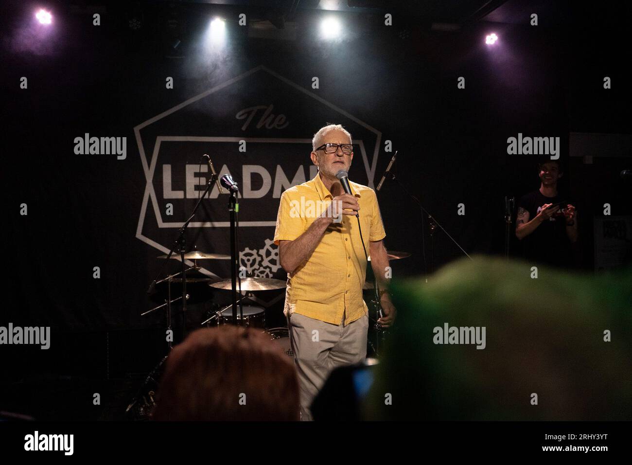 Sheffield, UK 19. August 2023, Jeremy Corbyn spricht im Leadmill in Sheffield vor einer Live-Musik, teilweise mit Music for the Many-Kampagne, die von Jeremy Corbyn gegründet wurde und über die Bedeutung von Basisveranstaltungen spricht Stockfoto