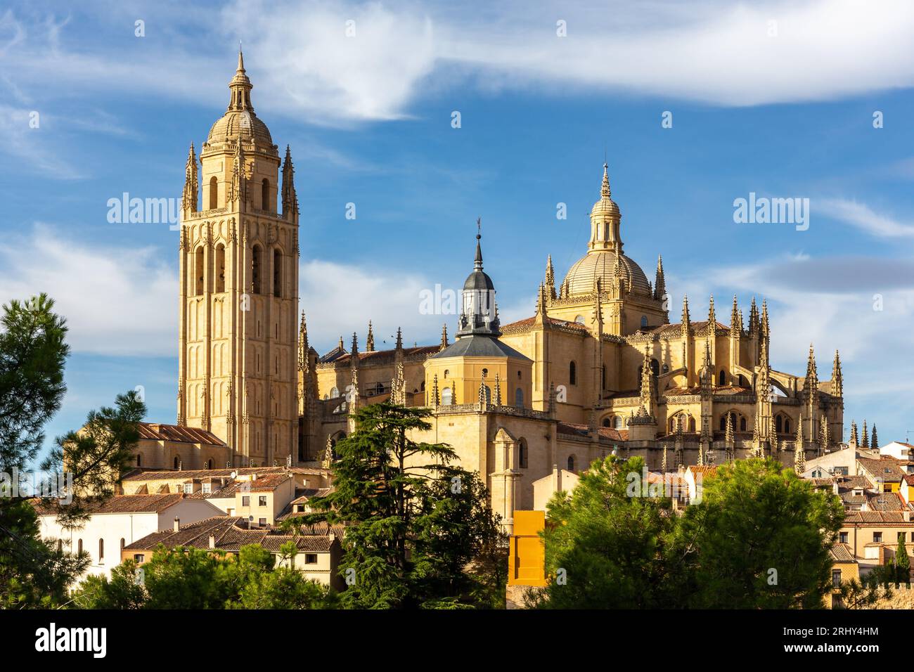 Segovia Kathedrale mittelalterliches gotisches Gebäude mit reich verzierten Türmen, zwischen grünen Bäumen, Sommer, Spanien. Stockfoto