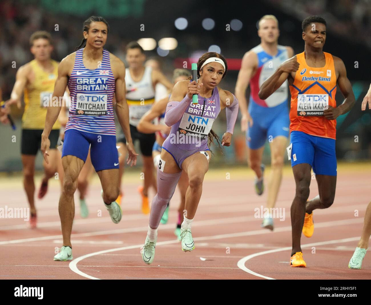 Die britische Yemi Mary John (Mitte) im gemischten 4X400mStaffel am