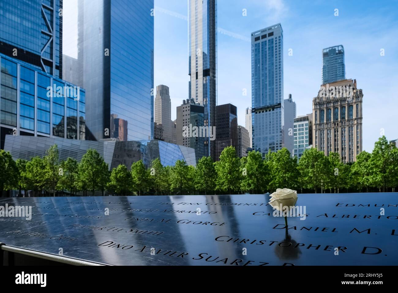 Blick auf den North Pool im National September 11 Memorial & Museum in New York City anlässlich der Anschläge vom 11. September 2001 Stockfoto