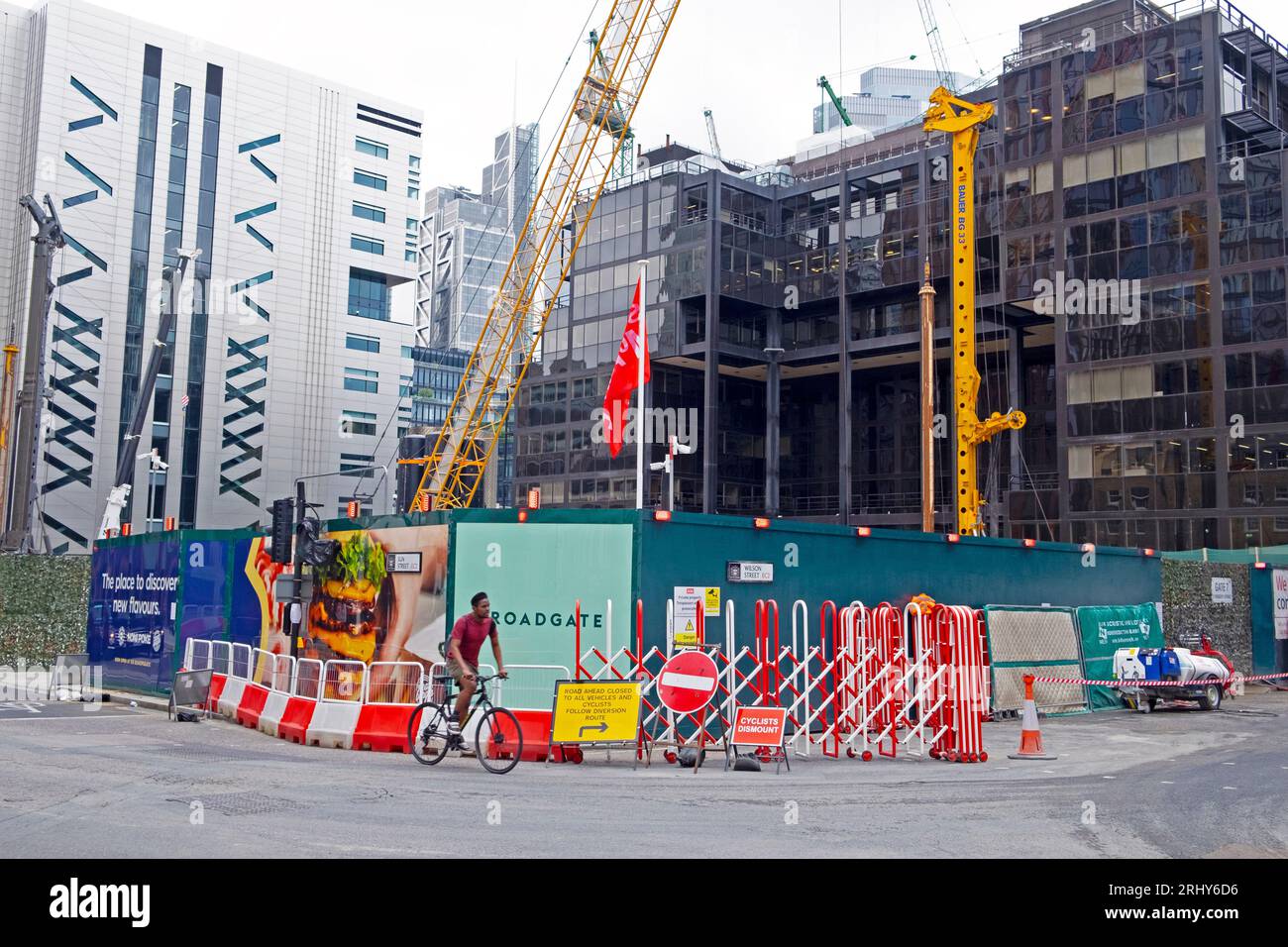 Blick von der Ecke Wilson & Sun Streets Broadgate-Gebäude unter Baustellenkränen Gerüst in City of London EC2 2023 England UK KATHY DEWITT Stockfoto