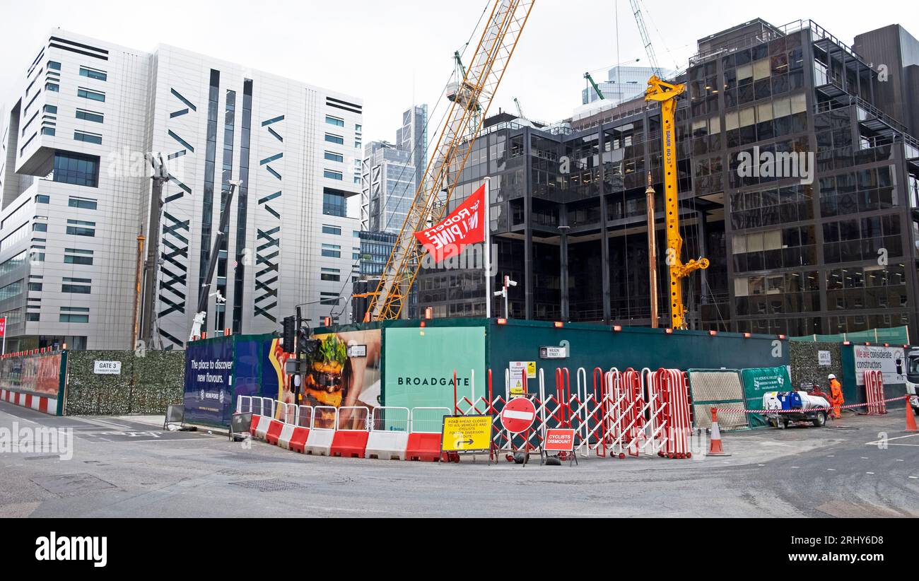 Blick von der Ecke Wilson & Sun Streets Broadgate-Gebäude unter Baustellenkränen Gerüst in City of London EC2 2023 England UK KATHY DEWITT Stockfoto
